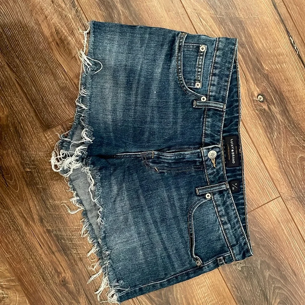 Like New Lucky Brand cutoff shorts sz 6 \ 28 - Picture 1 of 3